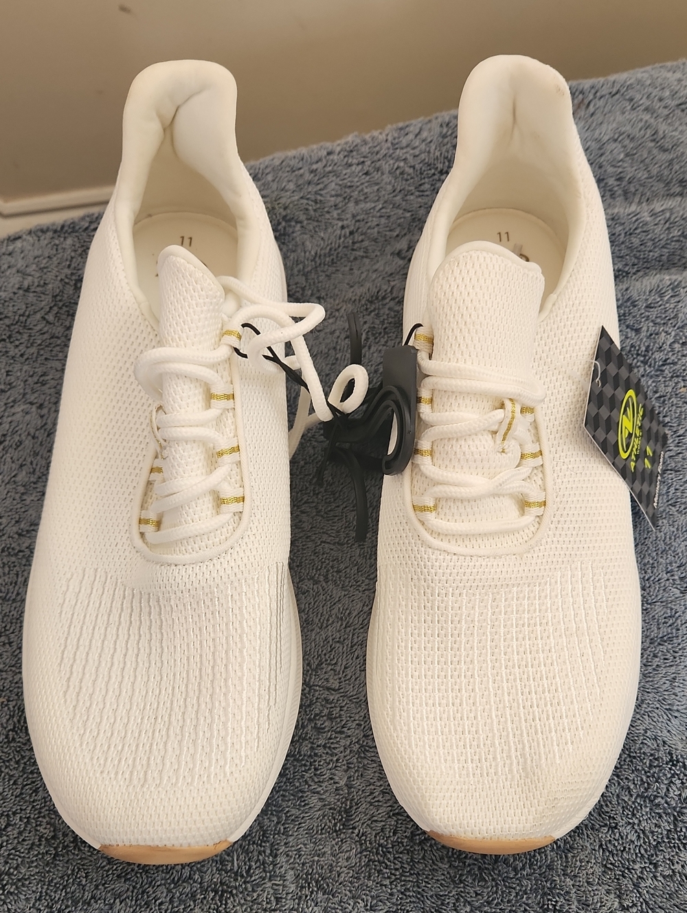 Athletic Works Size 11 Women’s White Knit Sneakers with Gold Accent.nwt